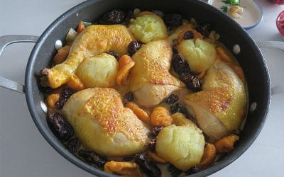 Muslos de pollo guisados con pasas, orejones y manzana