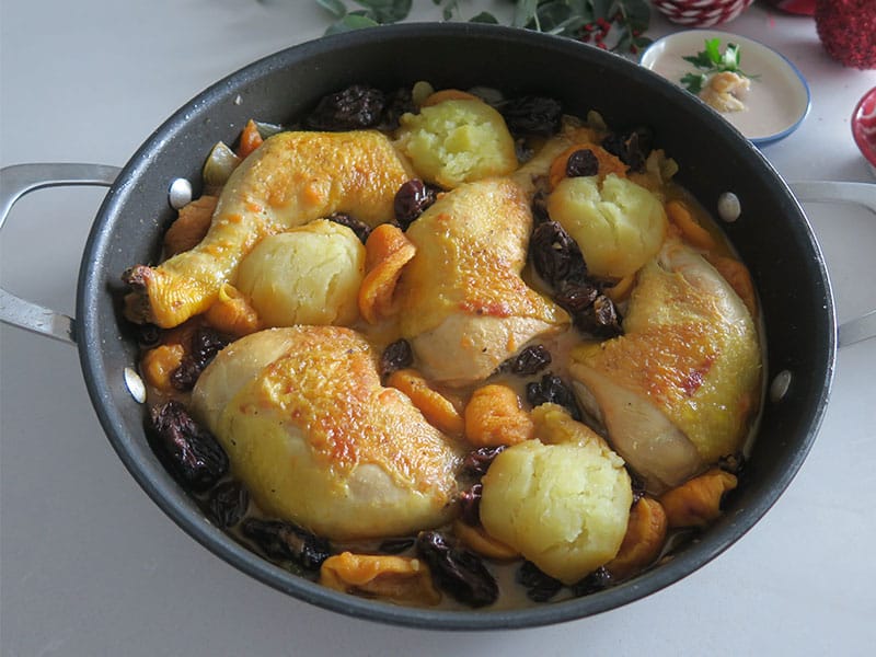 Muslos de pollo guisados con pasas, orejones y manzana