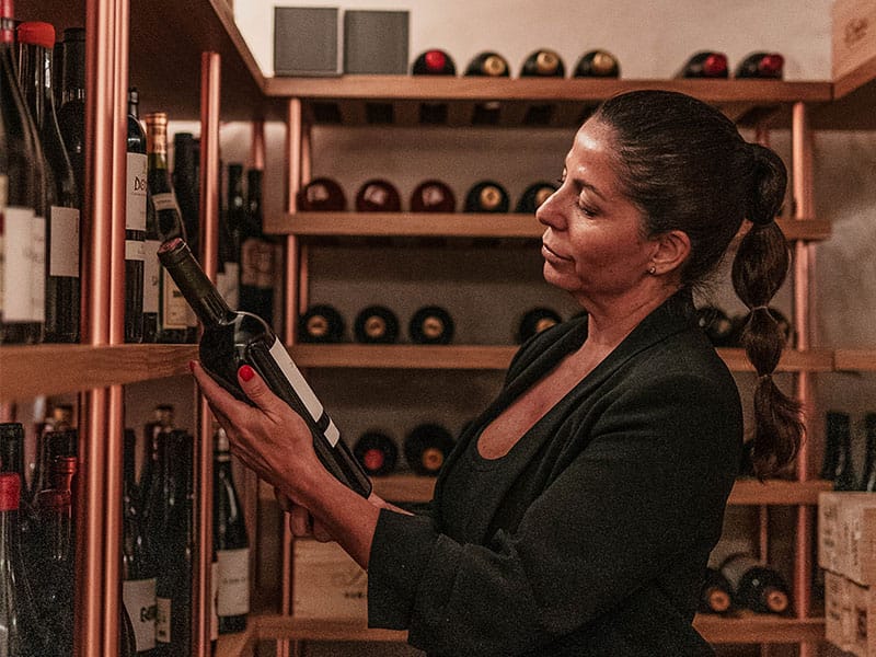 Pilar Oltra en la cava de Vinology Pilar Oltra en la cava de Vinology