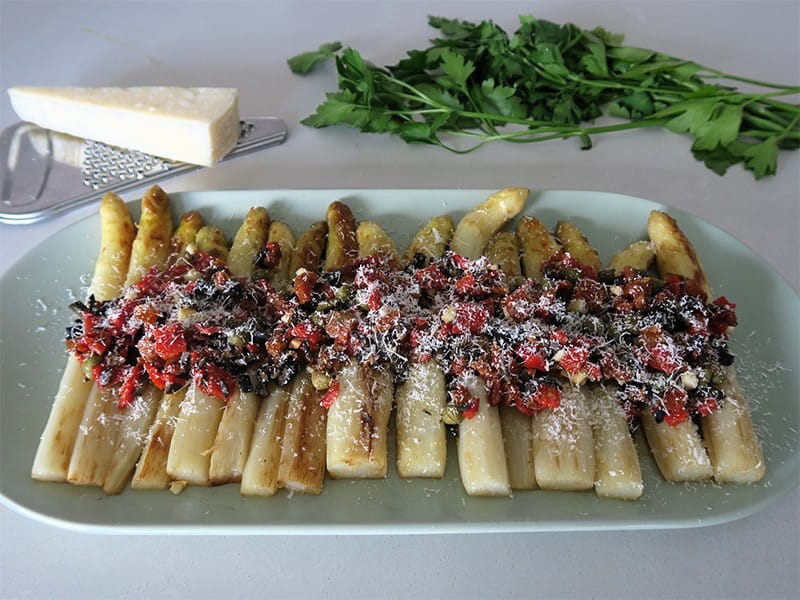 Esparragos blancos con queso parmesano