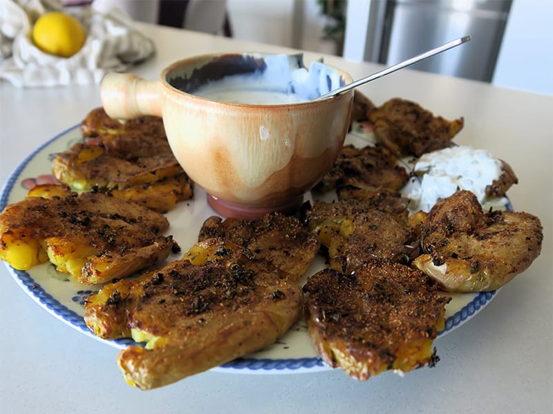 Patatas chafadas con salsa