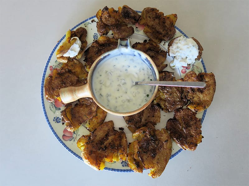 Patatas chafadas con yogur