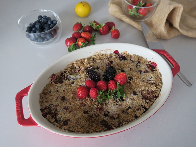Crumble de frutos rojos un postre sencillo, refrescante y delicioso