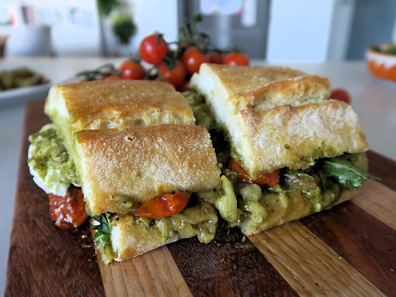 Bocadillo de berenjenas, pollo y pesto. Sabor mediterráneo entre panes