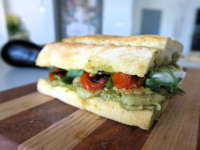 Bocadillo de berenjenas pollo y pesto Bocadillo de berenjenas pollo y pesto