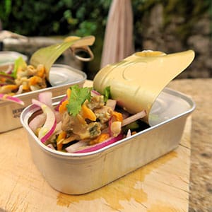 Cebiche de berberechos servido en lata