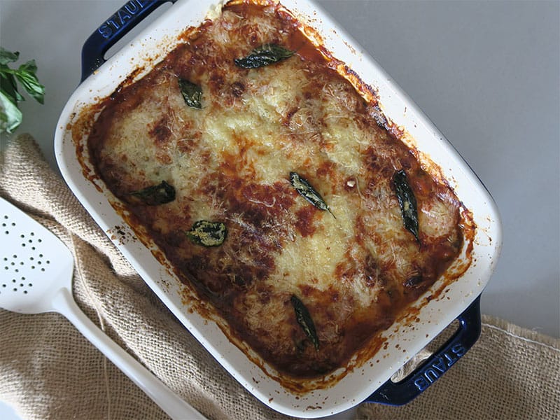 Berenjenas a la Parmesana y albahaca