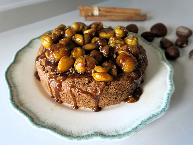 Bizcocho de castañas con castañas caramelizadas, una delicia que no te esperabas