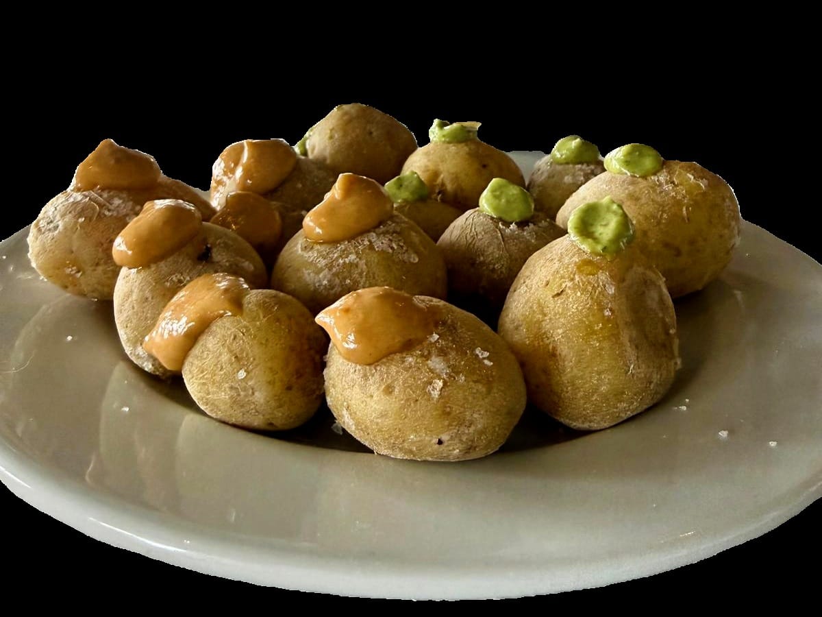 Patatas con mojo verde y mojo rojo canario picante