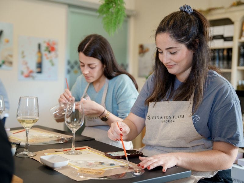 Pintura y vino actividad en Viña Costeira