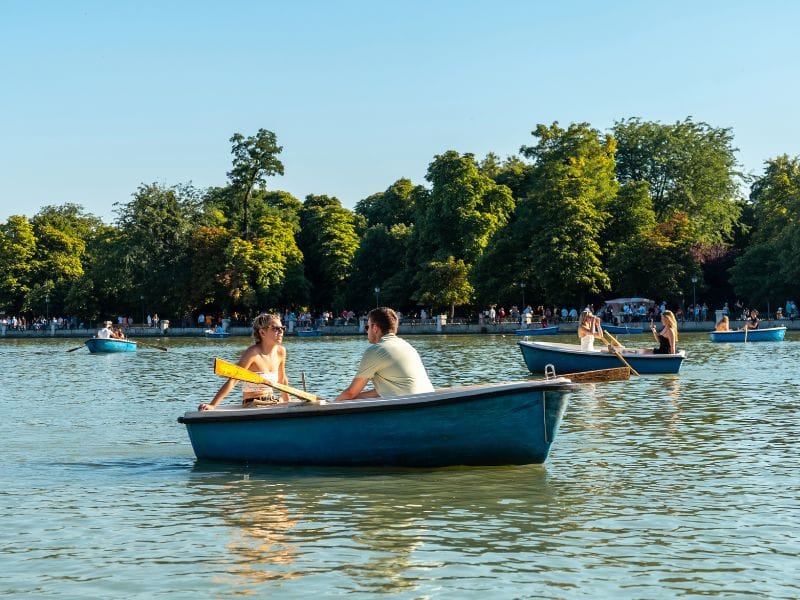 Barcas estanque El Retiro planes para julio en Madrid