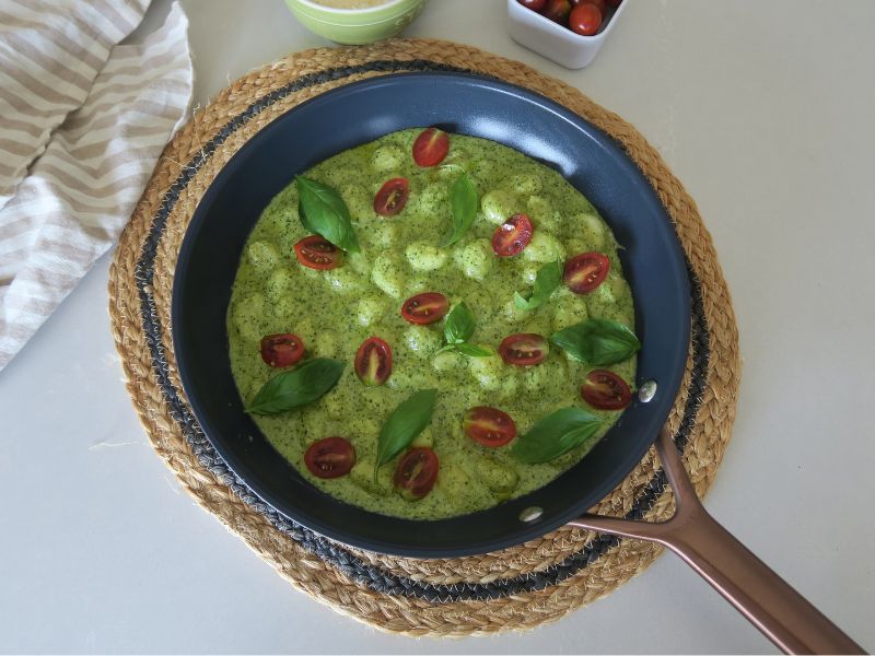 Ñoquis con pesto casero en sartén Zwilling MILANO