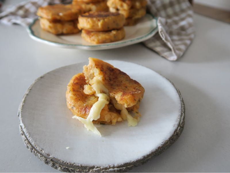 Tortitas de patata rellenas de queso en sartén: fáciles, doradas y deliciosas