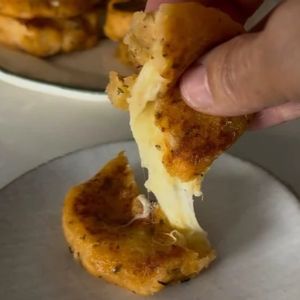 Tortitas de patata rellenas de queso